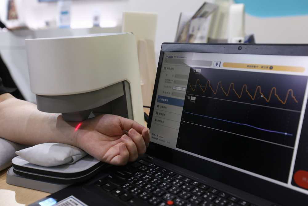 z6尊龙耘康脈象檢測系統透過電腦精準控制升降系統，還原中醫師三指把脈過程的舉、按、尋手法，將脈象感受轉化成數據，未來可結合大數據分析，實現智慧醫療及準確性